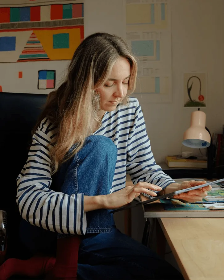 Business owner using Tento app on their phone